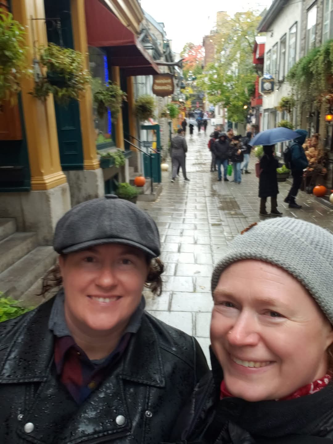 Help Lisa and Anna make a family!